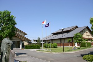 日本絹の里外観