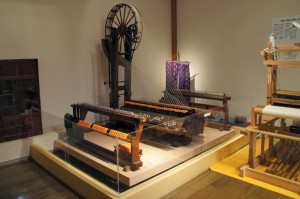 日本絹の里館内